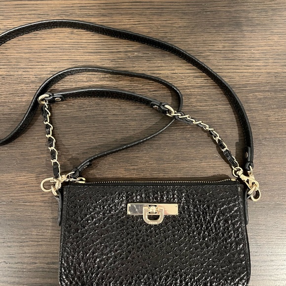 DKNY
Black crossbody plus gold chained single handle. - Picture 5 of 8